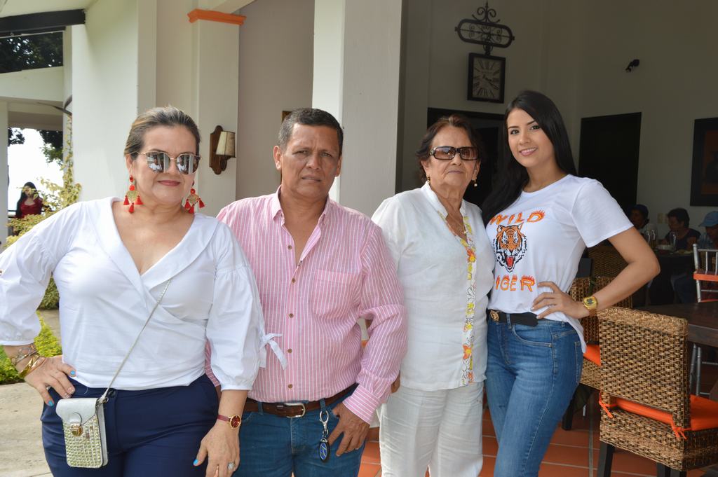 Rubiela Lozada, Esper Vargas, Olga Mosquera y Daniela Vargas.